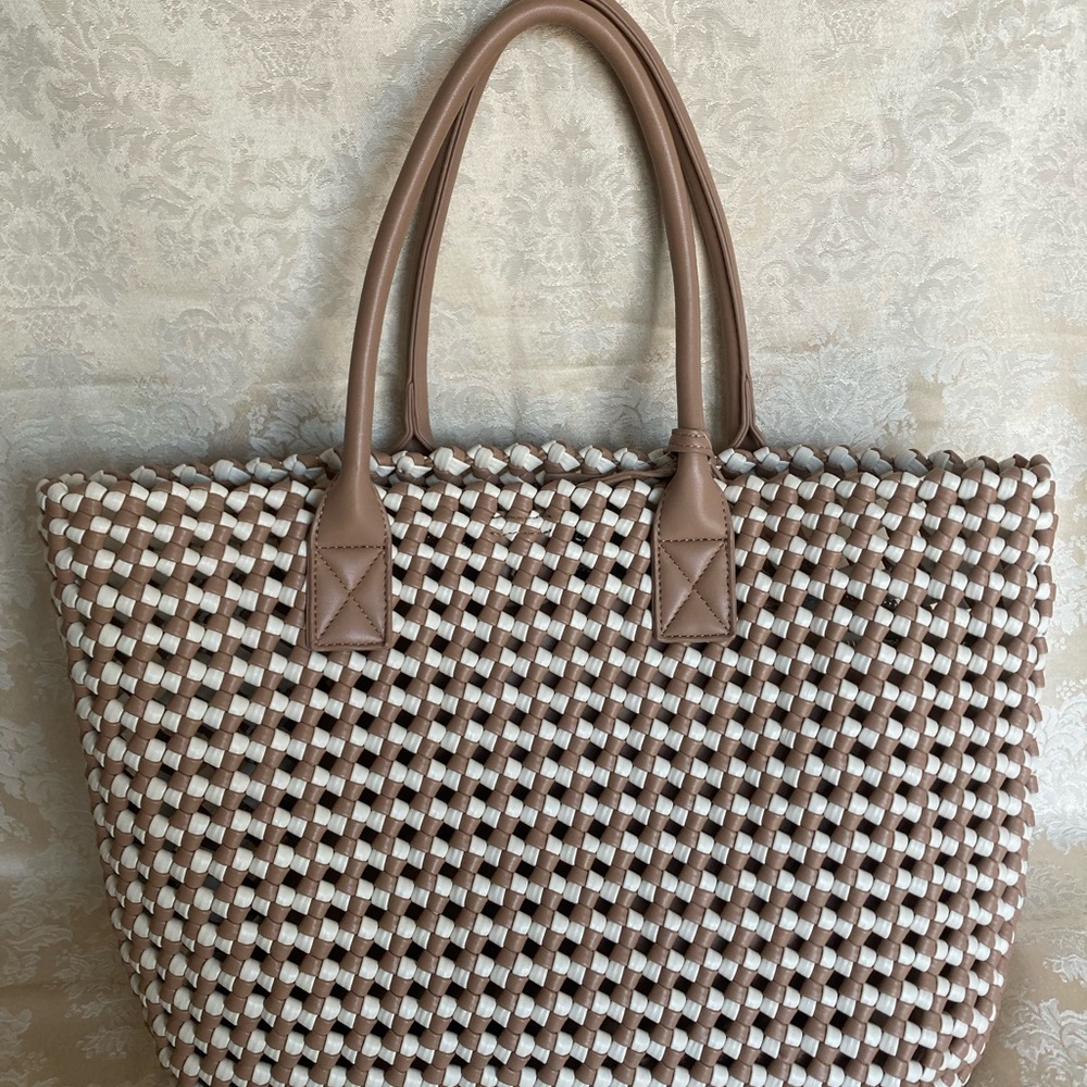 NWT Sincerely Jules Tan and White Woven Large Tote Bag with Pouch - Picture 4 of 7
